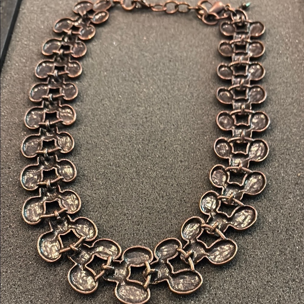 Elegant Copper-Tone Metal Necklace - Picture 4 of 4